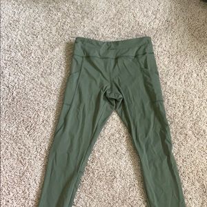 Green leggings with 5 pockets.